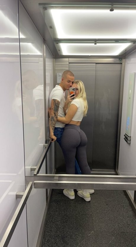 Show Your Girlfriend porno kunst galerien