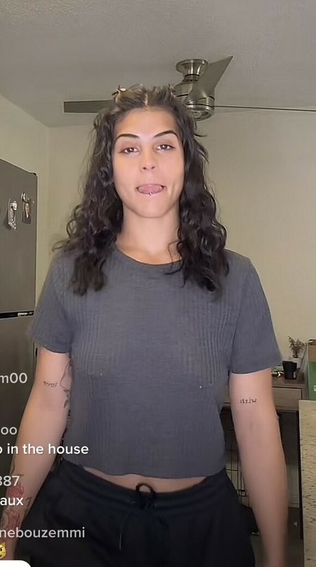 Ashley__goyette top sexy bild