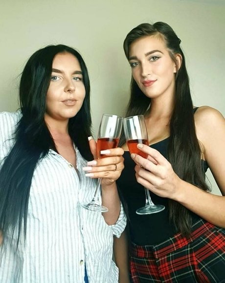 dünne latina-onlyfans freie kunst galerien