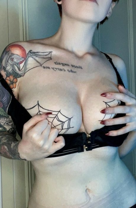 Ember Wolf hd sexy bild