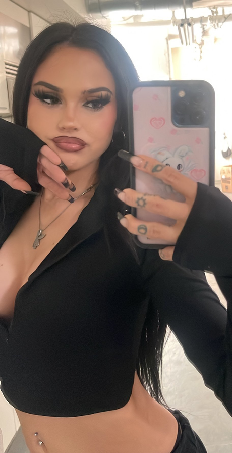 Maggie Lindemann porno nackt bild
