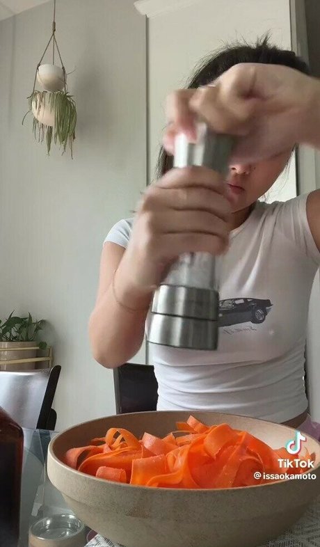 Issa Okamoto erwachsene nackte bilder