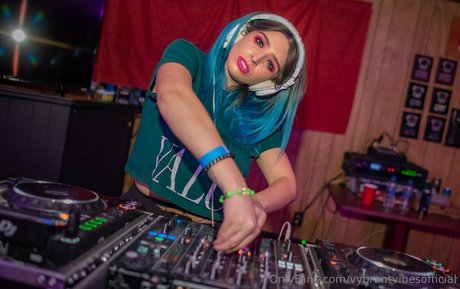 vybrantvibesofficial kunst nackten bild