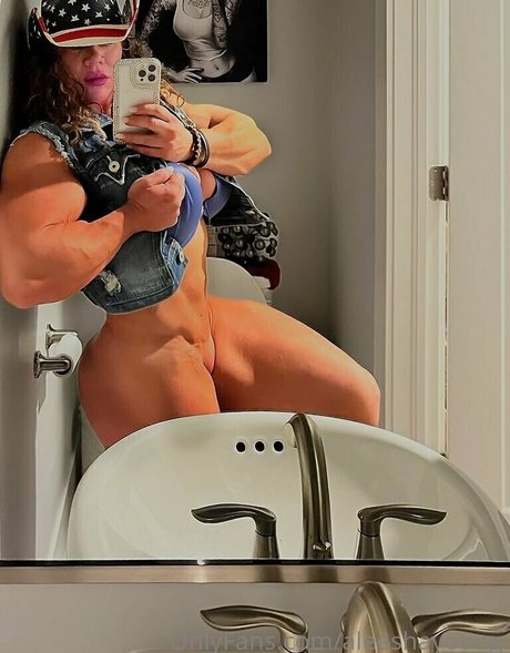 aleeshayoung nackt kunst bild