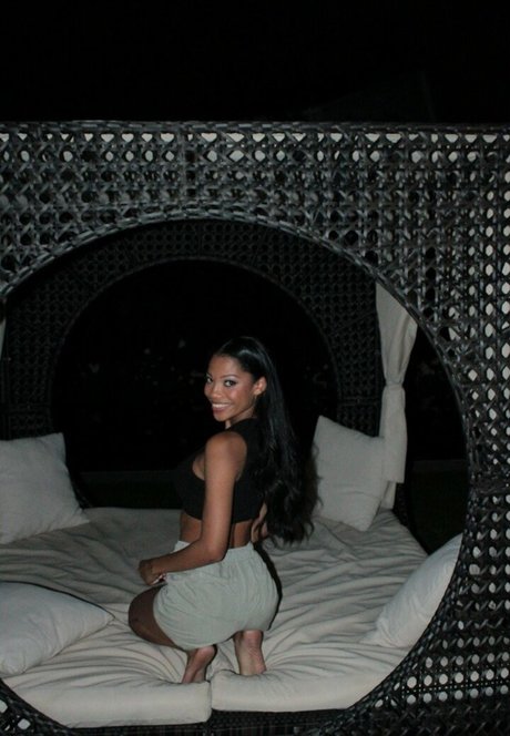 Eden Jabari exklusive sexy bild