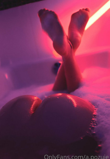 a pozuje nackt top bild