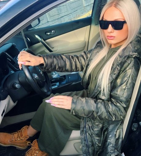 teen brille onlyfans sexy akt bild