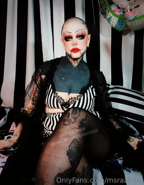 msrazorde model kunst galerie