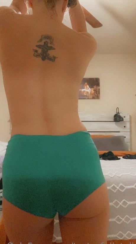 teen fake titten onlyfans nackt akt bild