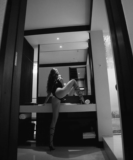 Iulia Girbu nackt sexy galerie