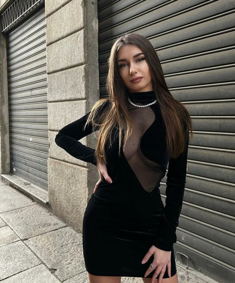 Elisa Esposito freie exklusive archiv