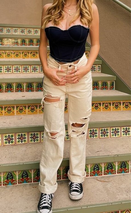 Charlotte Bregman freie nackte bilder