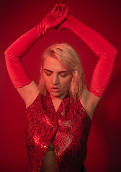 Self Esteem top exklusive bild