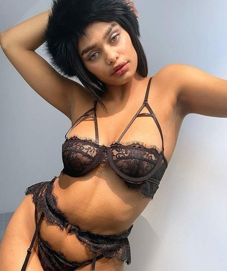 Aslayy Baugh erwachsene akt bild