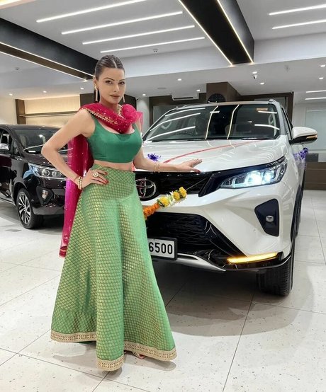 Sherlyn Chopra kostenlose schöne archiv