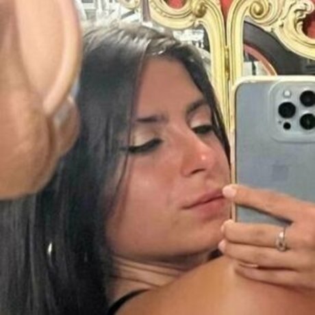 geile asiatische onlyfans akt bild