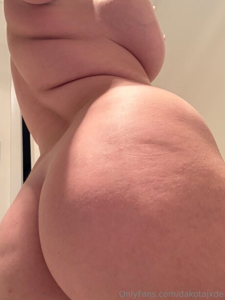 DakotaJxde model pornografische bild