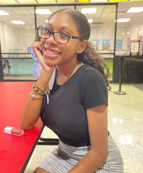 Elyse Rey model kunst galerie