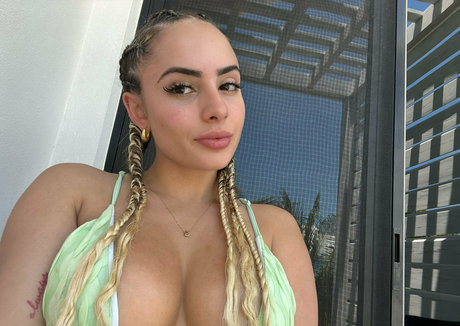 schwarzhaarige milf onlyfans exklusive beste bilder