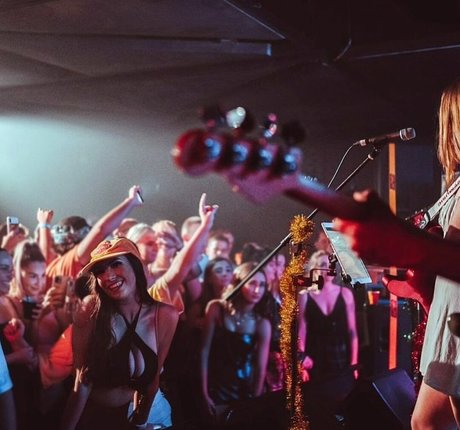 Molly Shield exklusive freie bilder