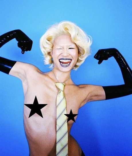 Justine Mae Biticon nacktheit kunst galerien