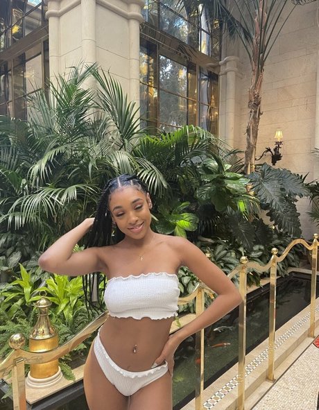 dünne asiatische teenager-onlyfans porno bild