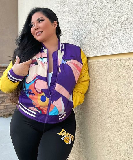 Mizuki Brown model erwachsene bild