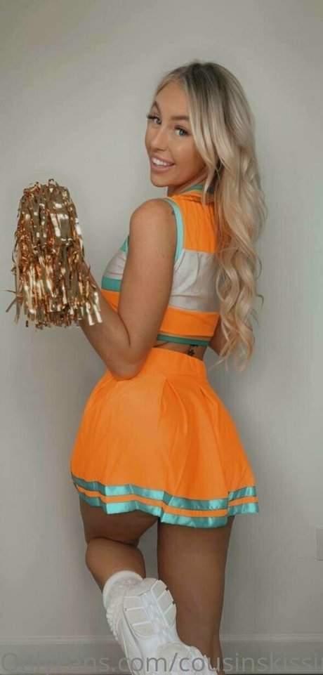 cousinskissing model schöne bilder