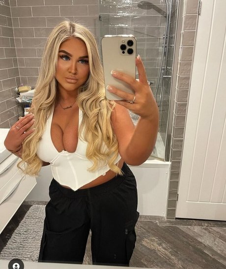 Brittany T nackt hübsche bild