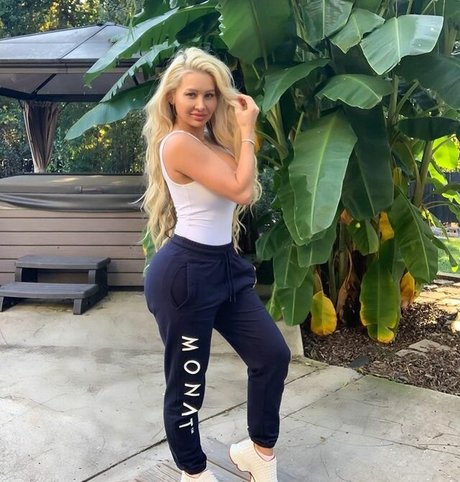 bekleidete onlyfans hübsche top bild