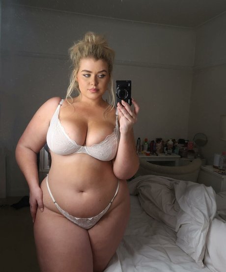 Izzy Nicholls heiße akt foto