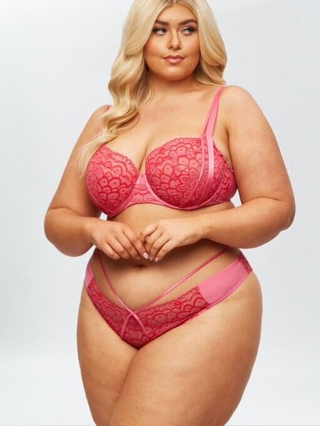 Izzy Nicholls pornostar nackten archiv