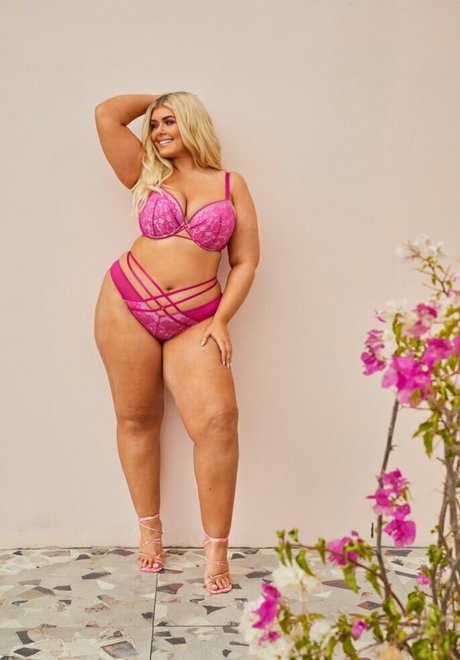 Izzy Nicholls hd erotische galerien