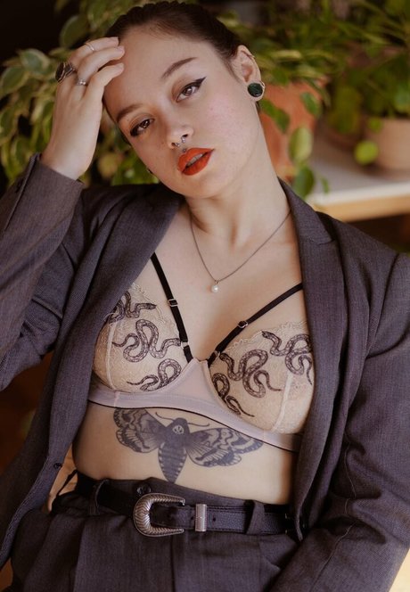 Aesalya top akt bild