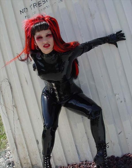 RubberDoll pornostar top bilder