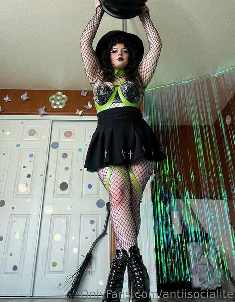 antiisocialite nacktheit heiße bilder