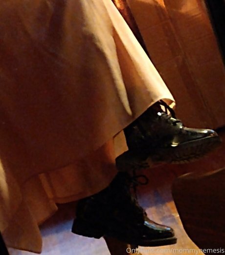 mommynemesis kostenlose akt bild