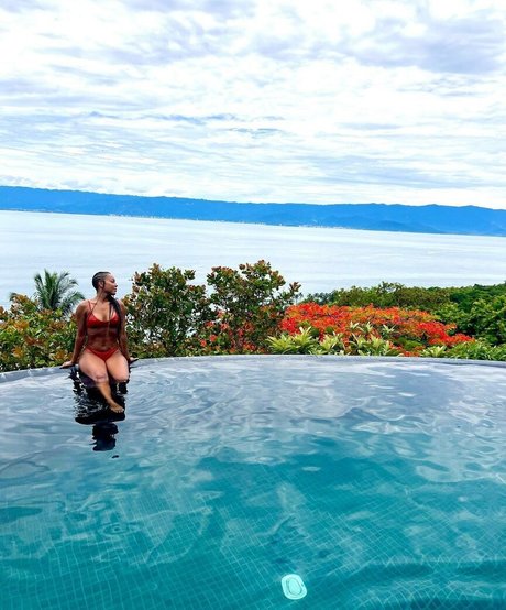 Negra Li top sexy bild