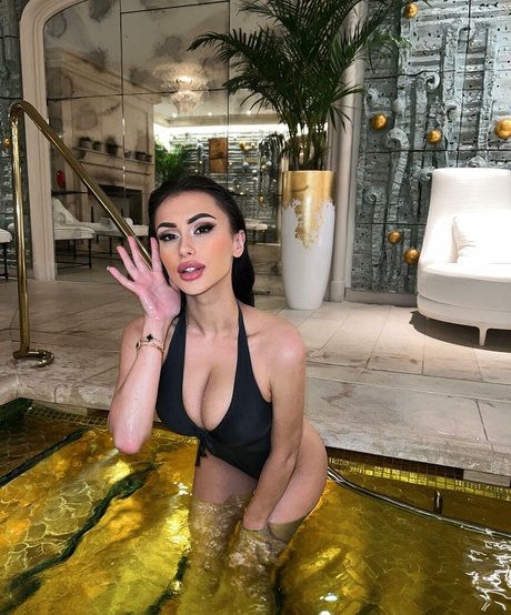 Lucrezia De Lellis erwachsene schöne galerien