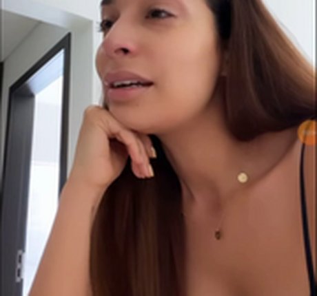 Lamiya Slimani erwachsene perfekte bilder