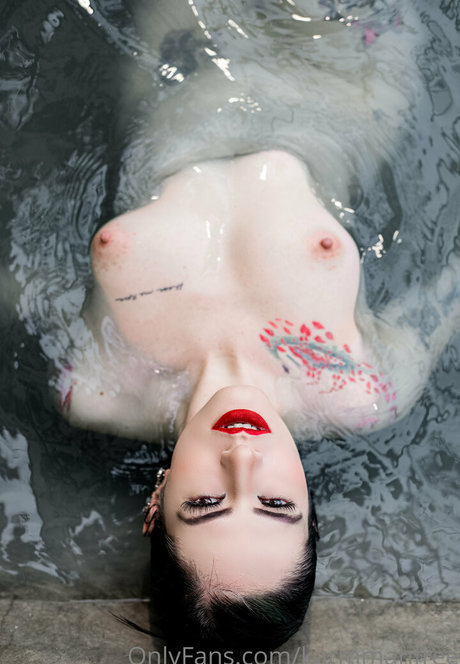 karmmahfree schauspielerin nackt fotos