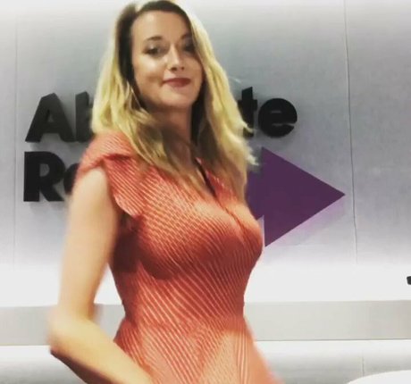 Sarah Champion top sexy archiv