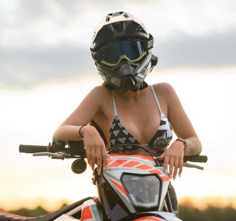 vollbusige solo-onlyfans exklusive hd bild