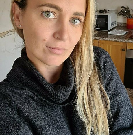 vollbusige rothaarige teen onlyfans sexy exklusive foto