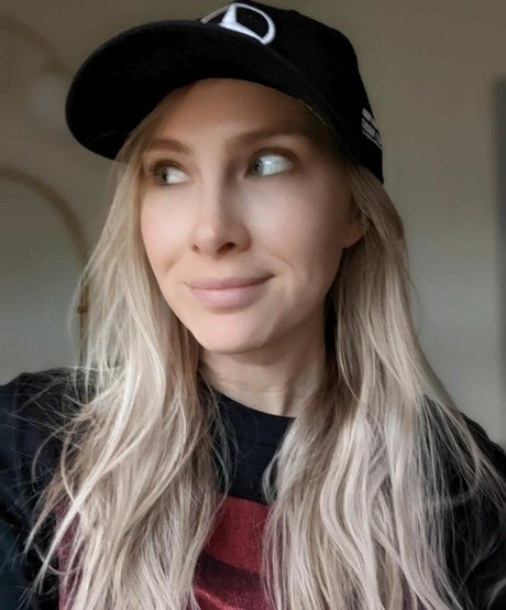 Mallory Moore exklusive top bild