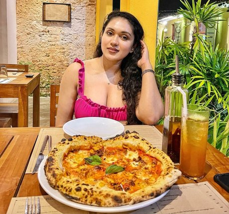 Nimesha Jayarathne perfekte heiße foto