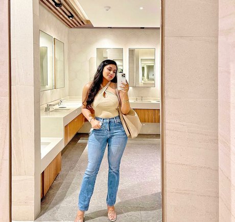 Nimesha Jayarathne pornostar akt galerien