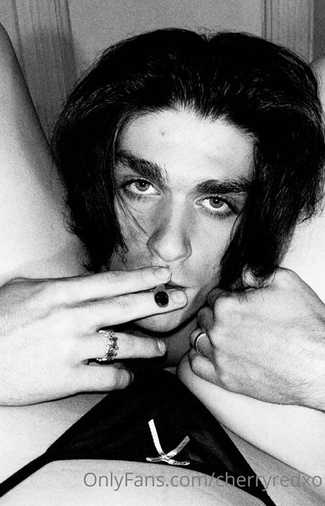 cherryredxo model nackt archiv