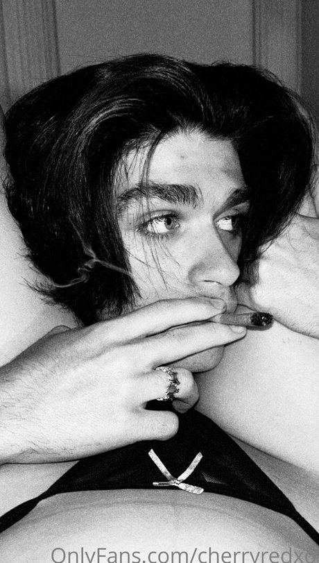 cherryredxo pornostar nette bilder