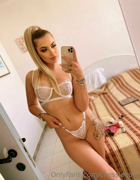 chessiecole top nackten foto